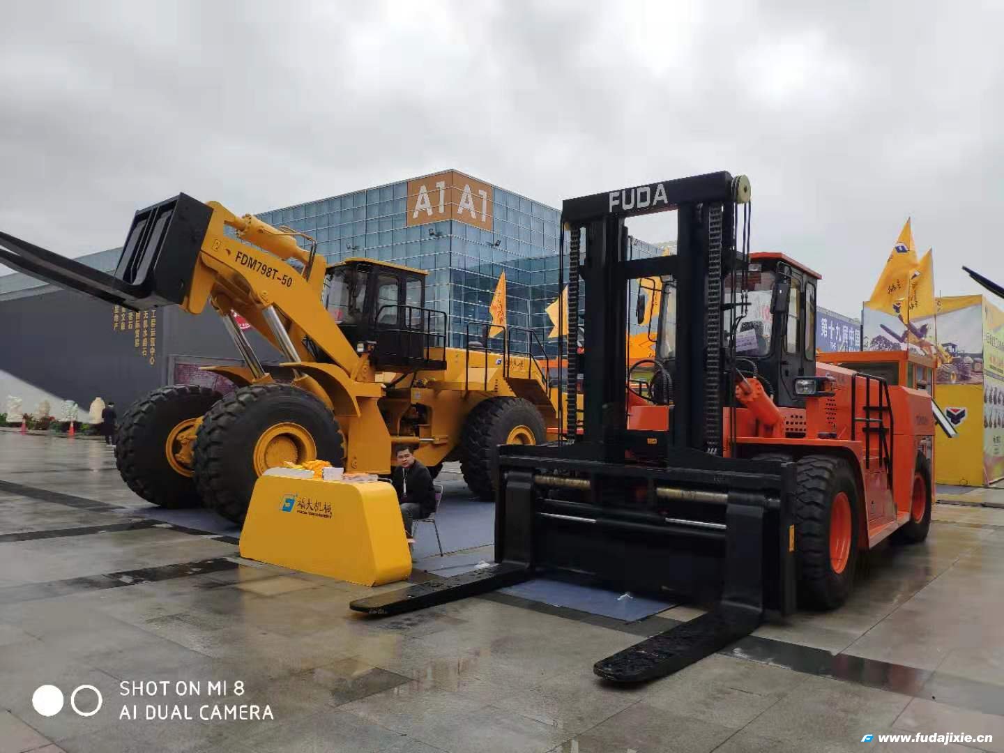 欧冠联赛联赛平台50吨叉装车亮相2019年厦门石材展